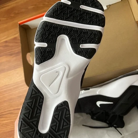 NWT Nikes Women Legend Essential (Training shoes) - Picture 3 of 5